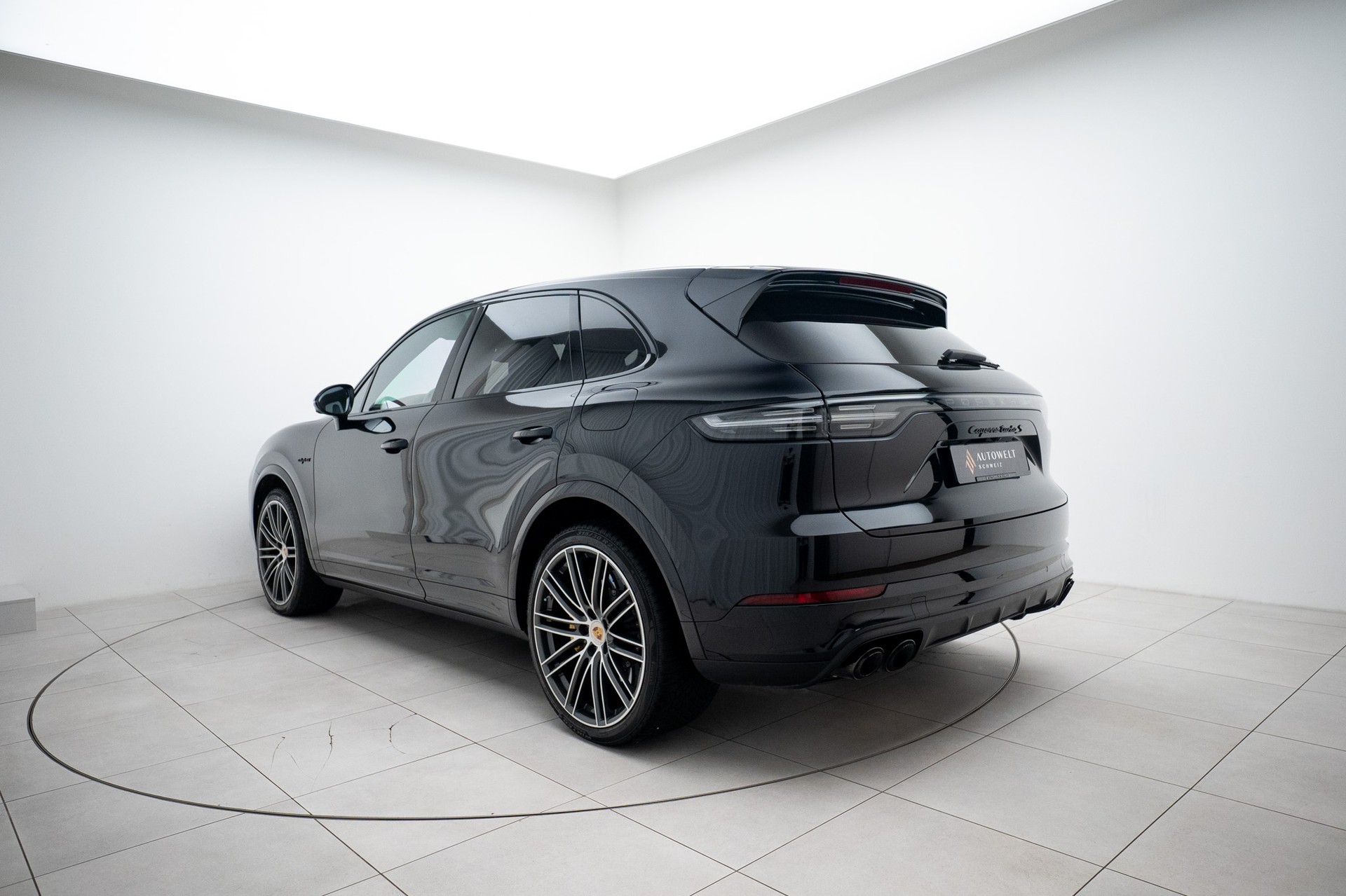 PORSCHE Cayenne Turbo S E-Hybrid-image-2