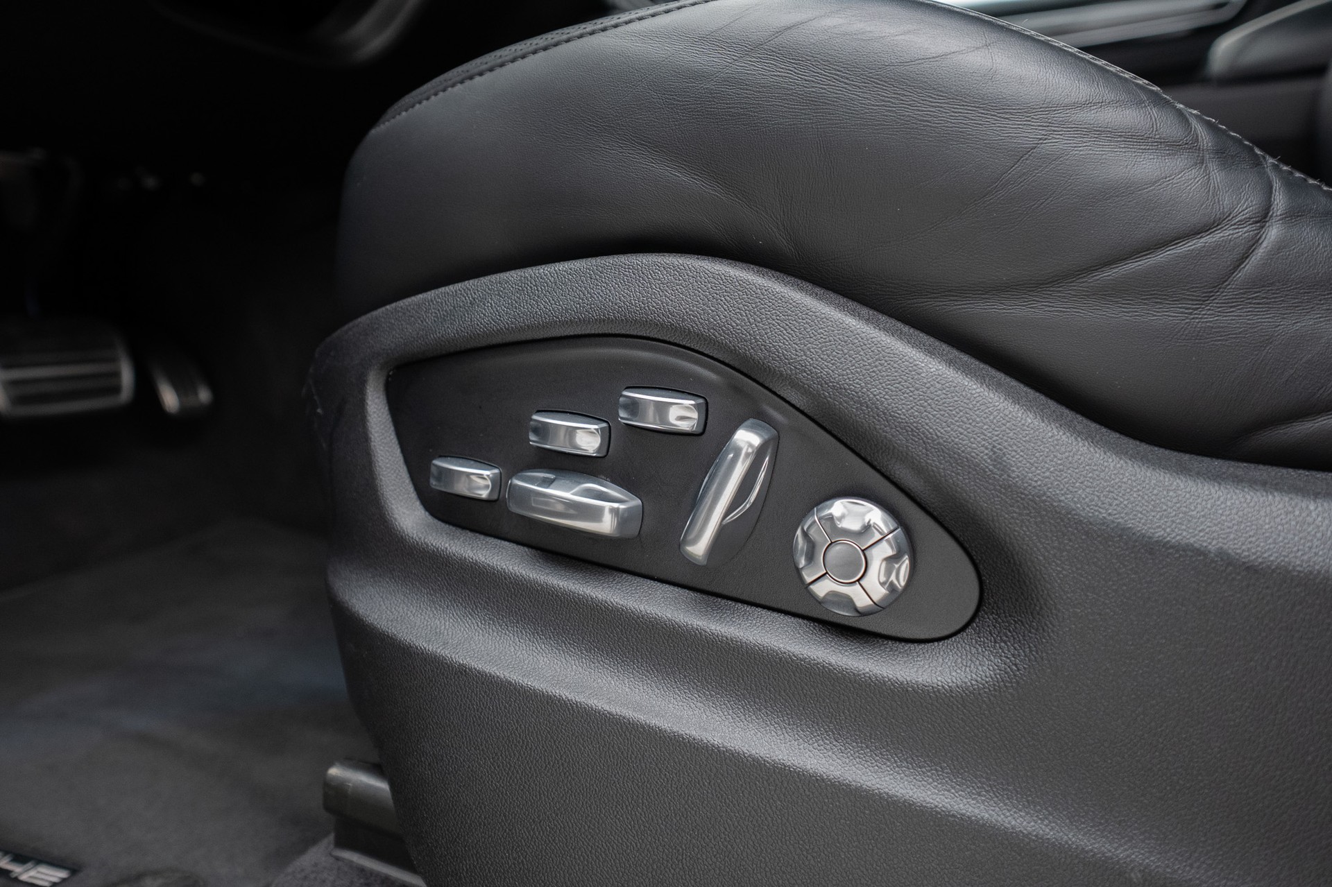 PORSCHE Cayenne Turbo S E-Hybrid-image-9