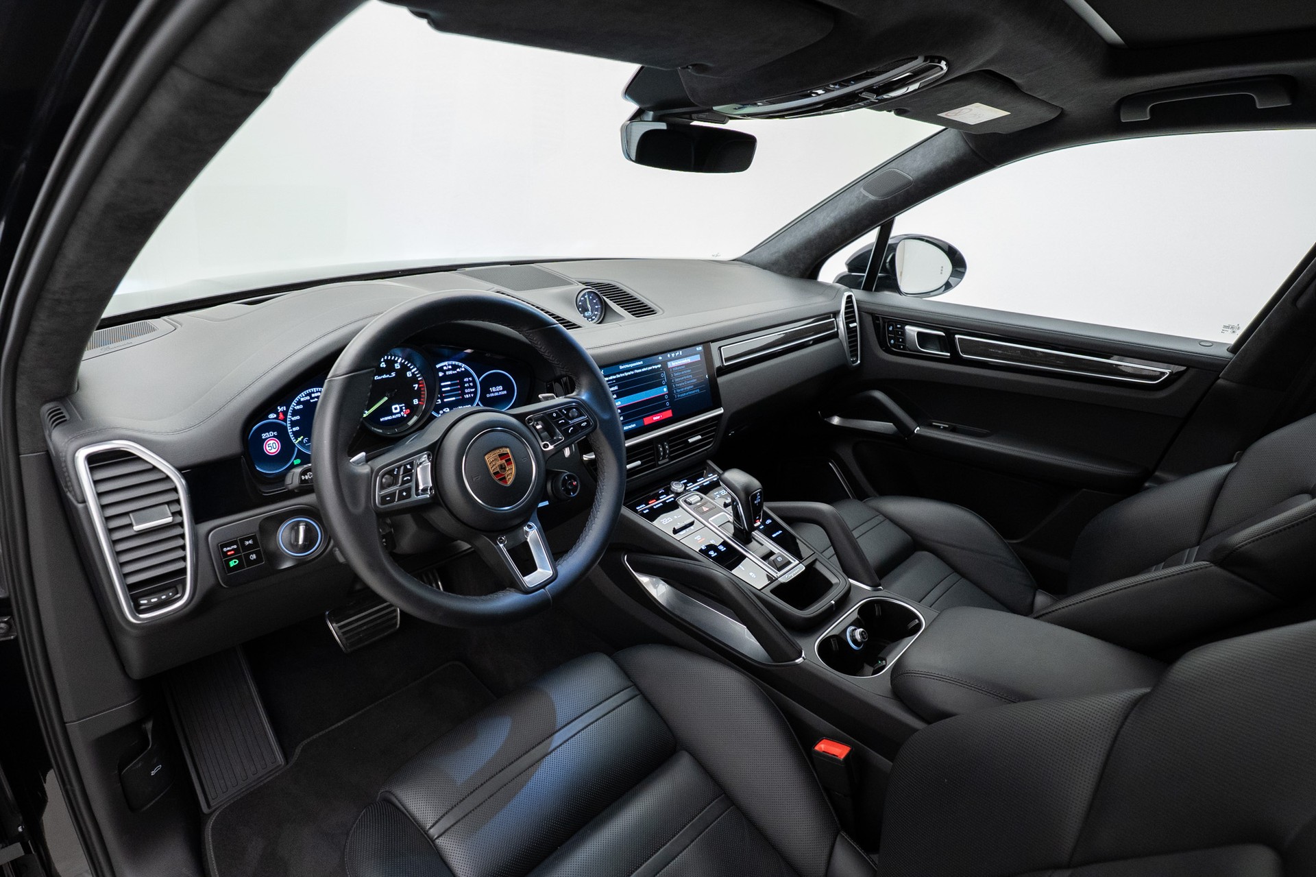 PORSCHE Cayenne Turbo S E-Hybrid-image-5