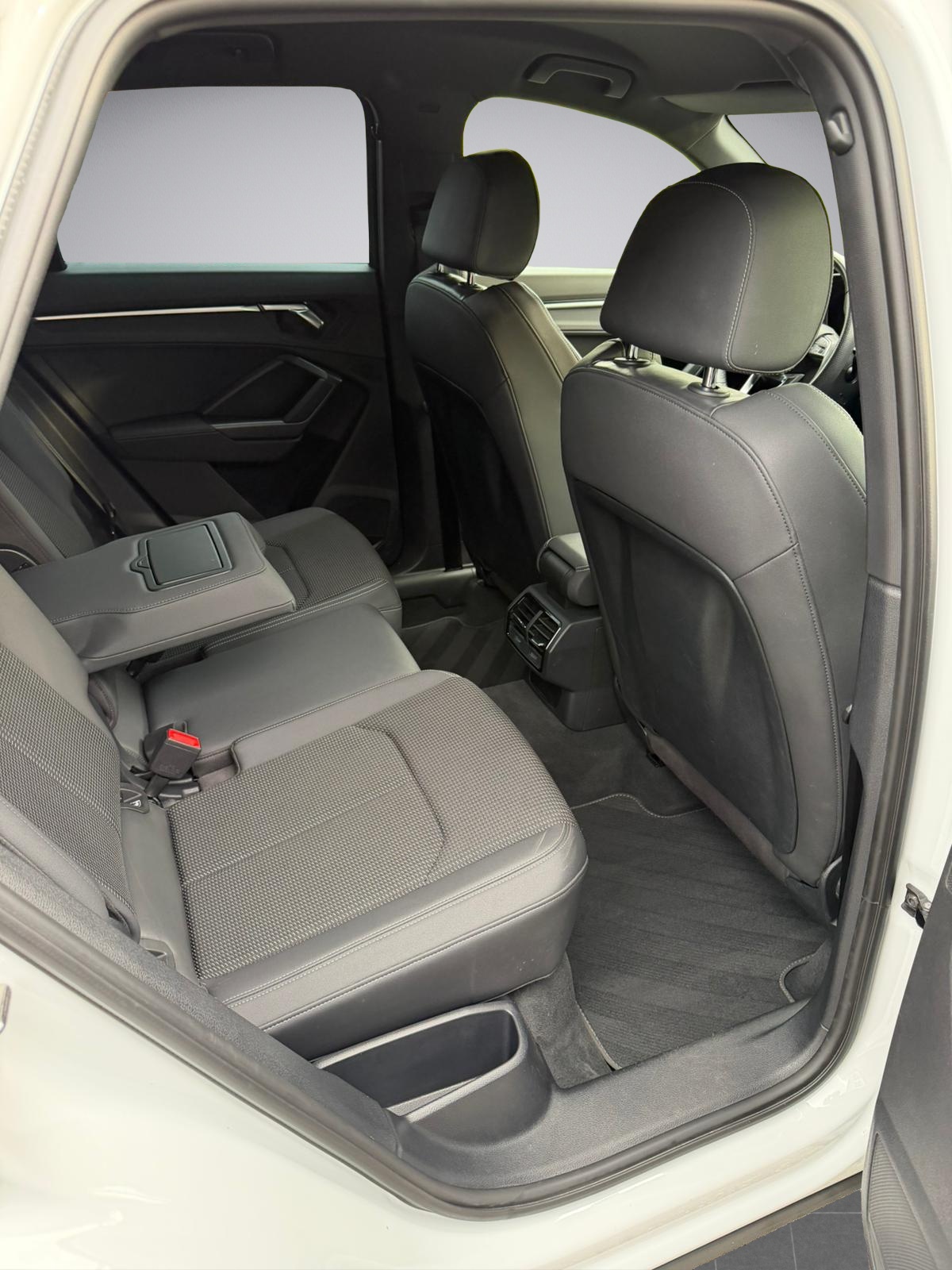 AUDI Q3 35 TDI S line quattro S-tronic * S Line Sport Paket *-image-11