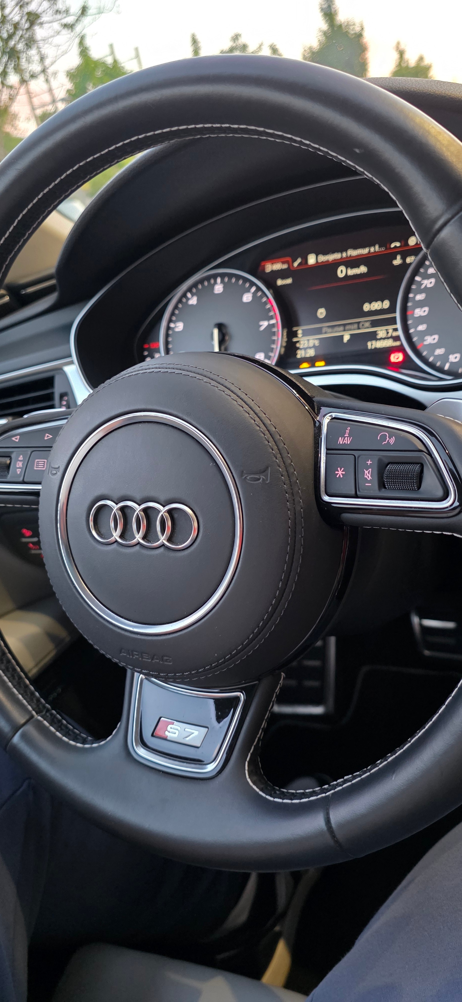 AUDI 4.0 V8 TFSI quattro S-Tronic-image-3