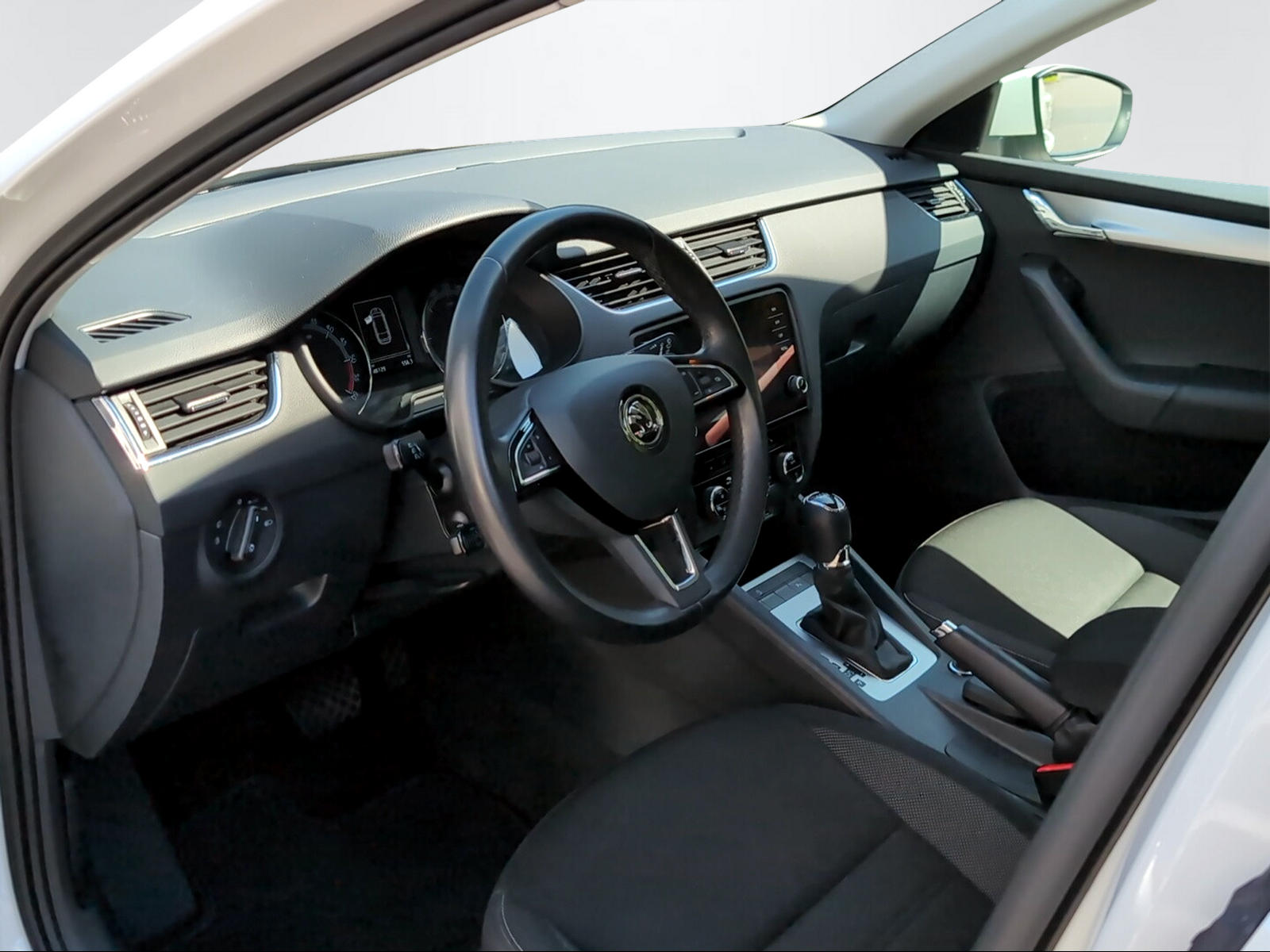 SKODA Octavia Combi 2.0 TDI 150 Ambition DSG-image-5