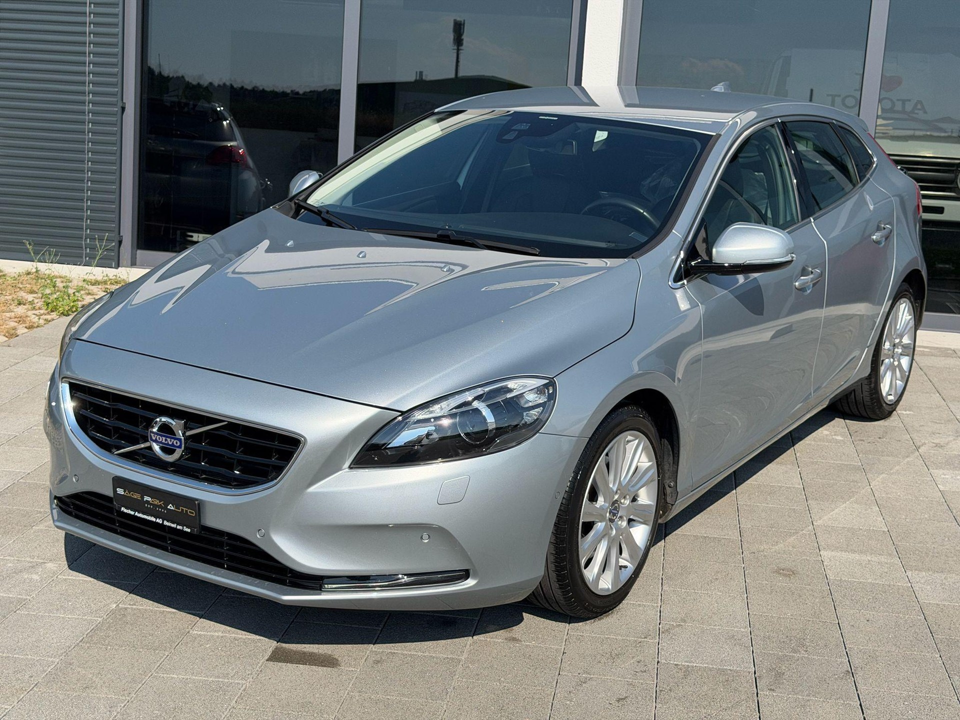 VOLVO V40 1.6 T3 Summum S/S-image-3