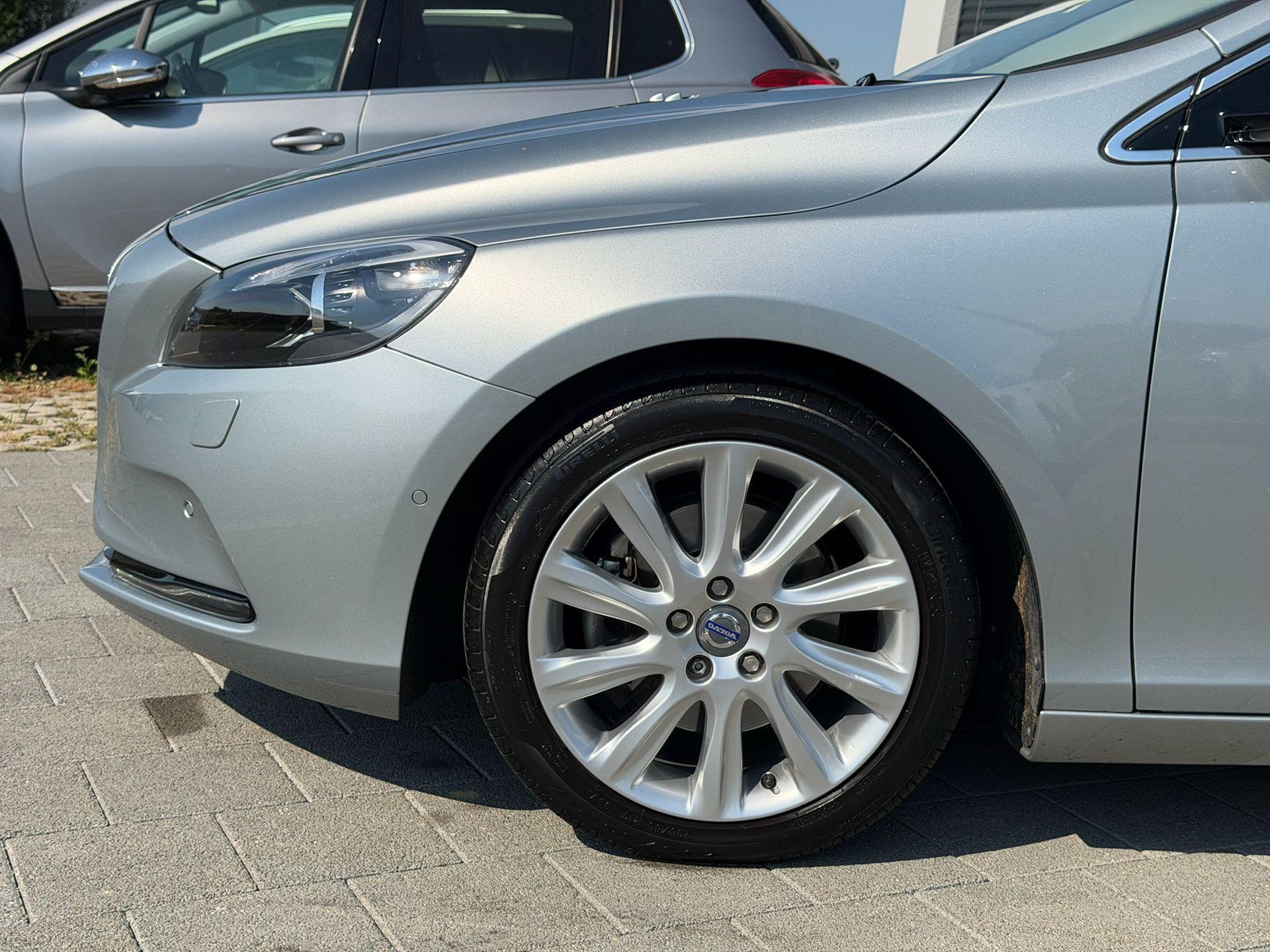 VOLVO V40 1.6 T3 Summum S/S-image-19