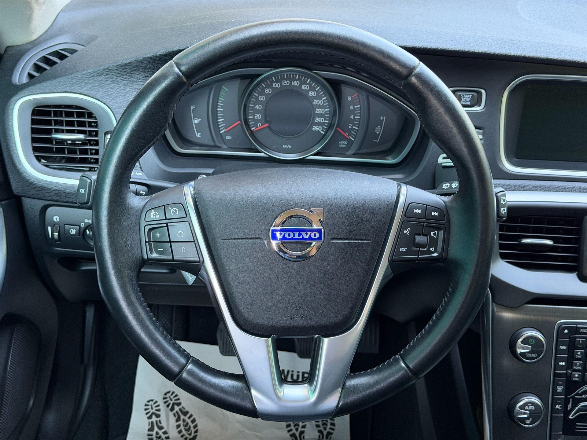 VOLVO V40 1.6 T3 Summum S/S-image-9