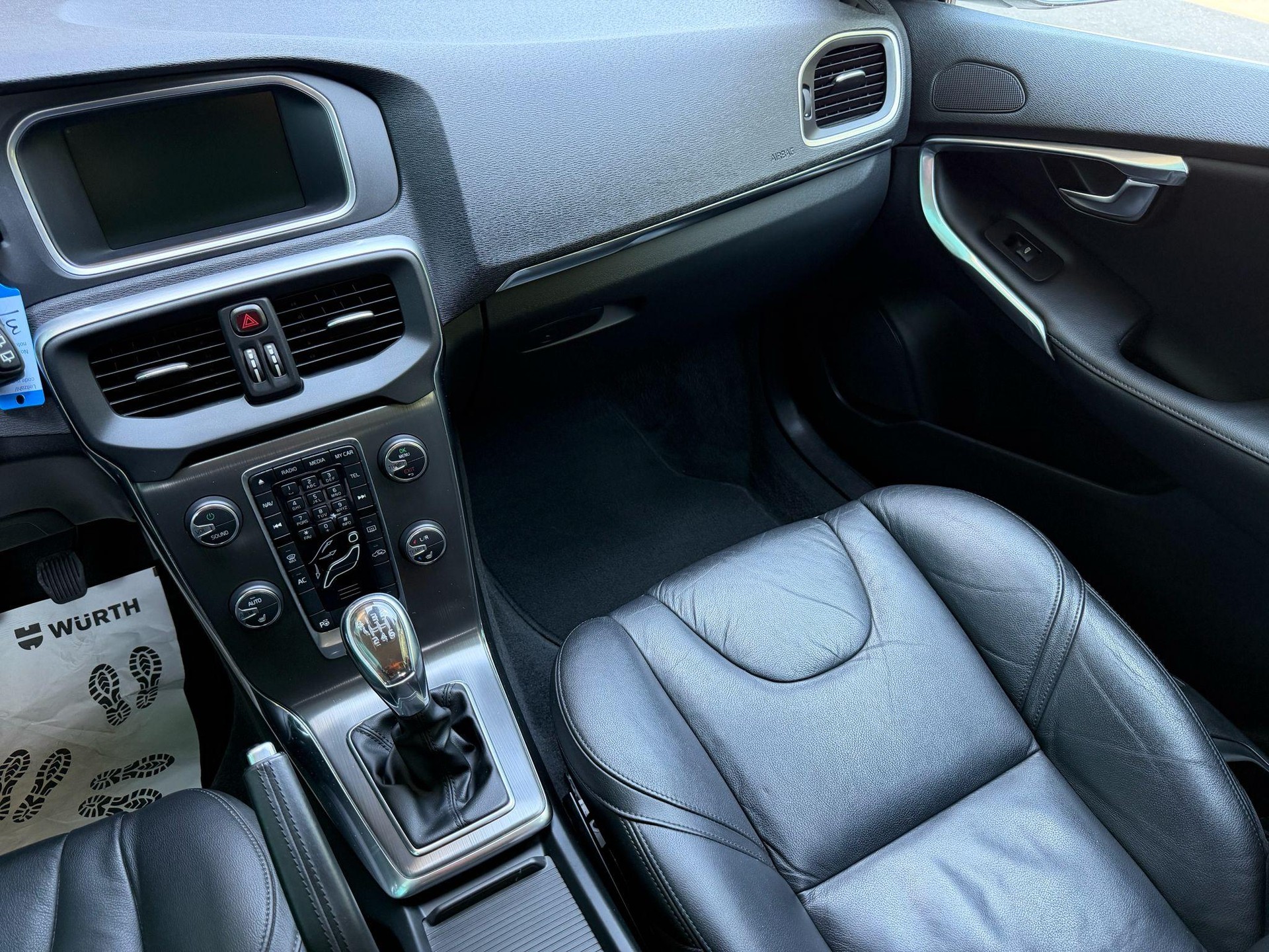 VOLVO V40 1.6 T3 Summum S/S-image-12