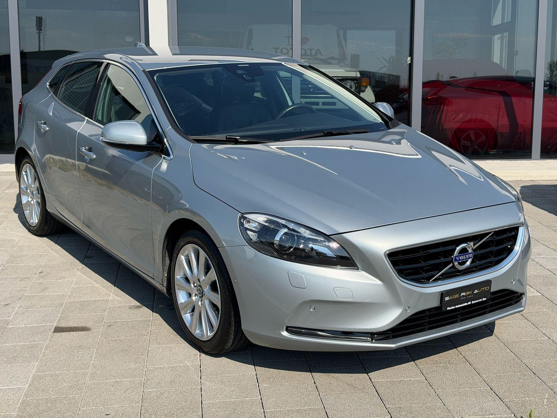 VOLVO V40 1.6 T3 Summum S/S-image-1