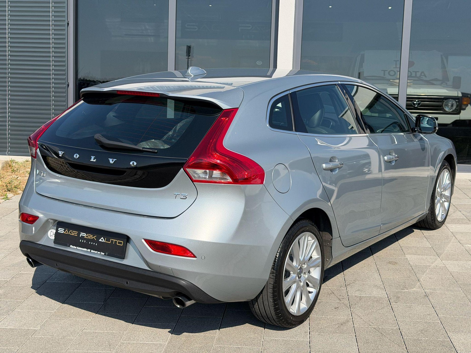 VOLVO V40 1.6 T3 Summum S/S-image-6