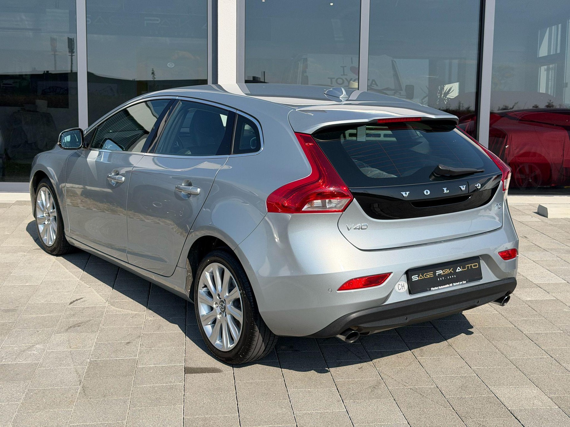 VOLVO V40 1.6 T3 Summum S/S-image-4
