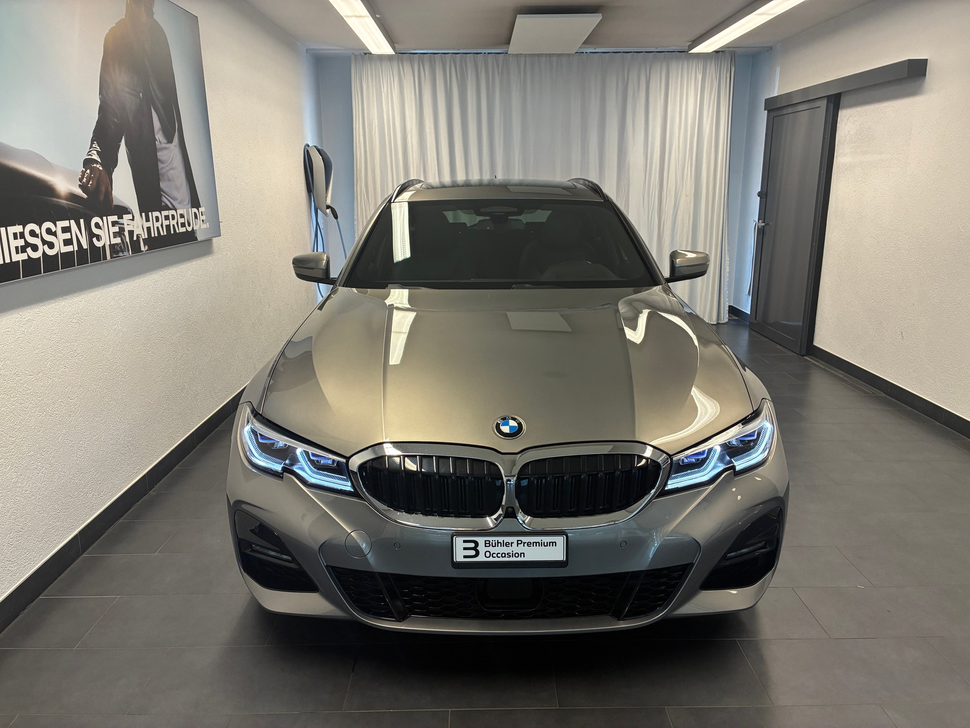 BMW 330i xDrive M-Sport Touring-showroom-element-1