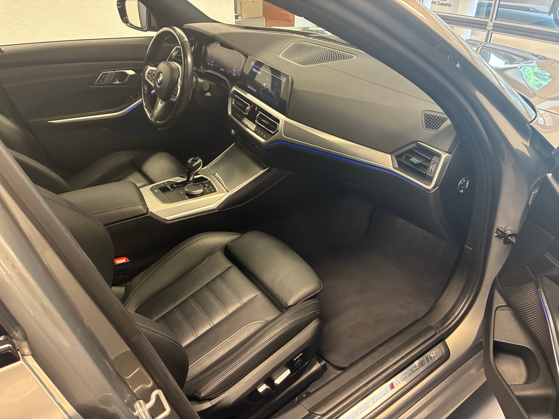 BMW 330i xDrive M-Sport Touring-image-9