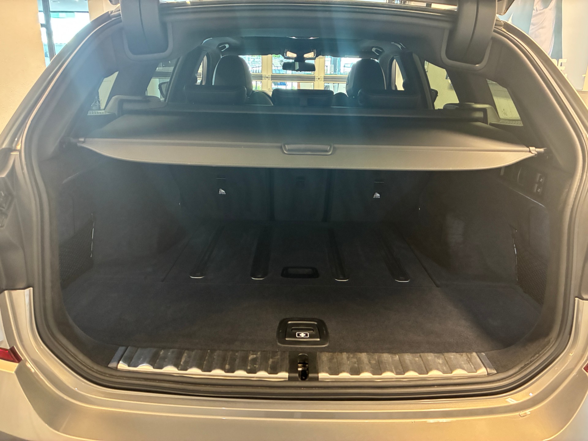 BMW 330i xDrive M-Sport Touring-image-6