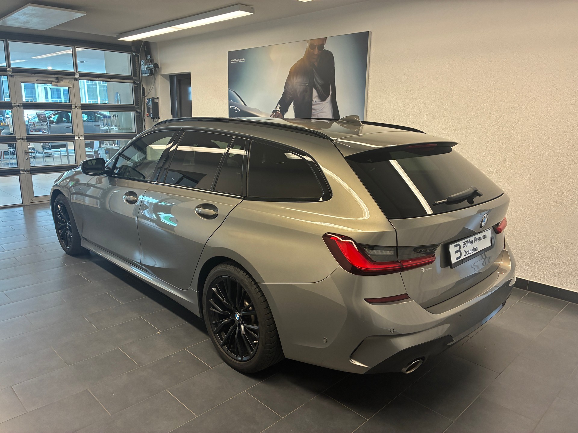 BMW 330i xDrive M-Sport Touring-showroom-element-3