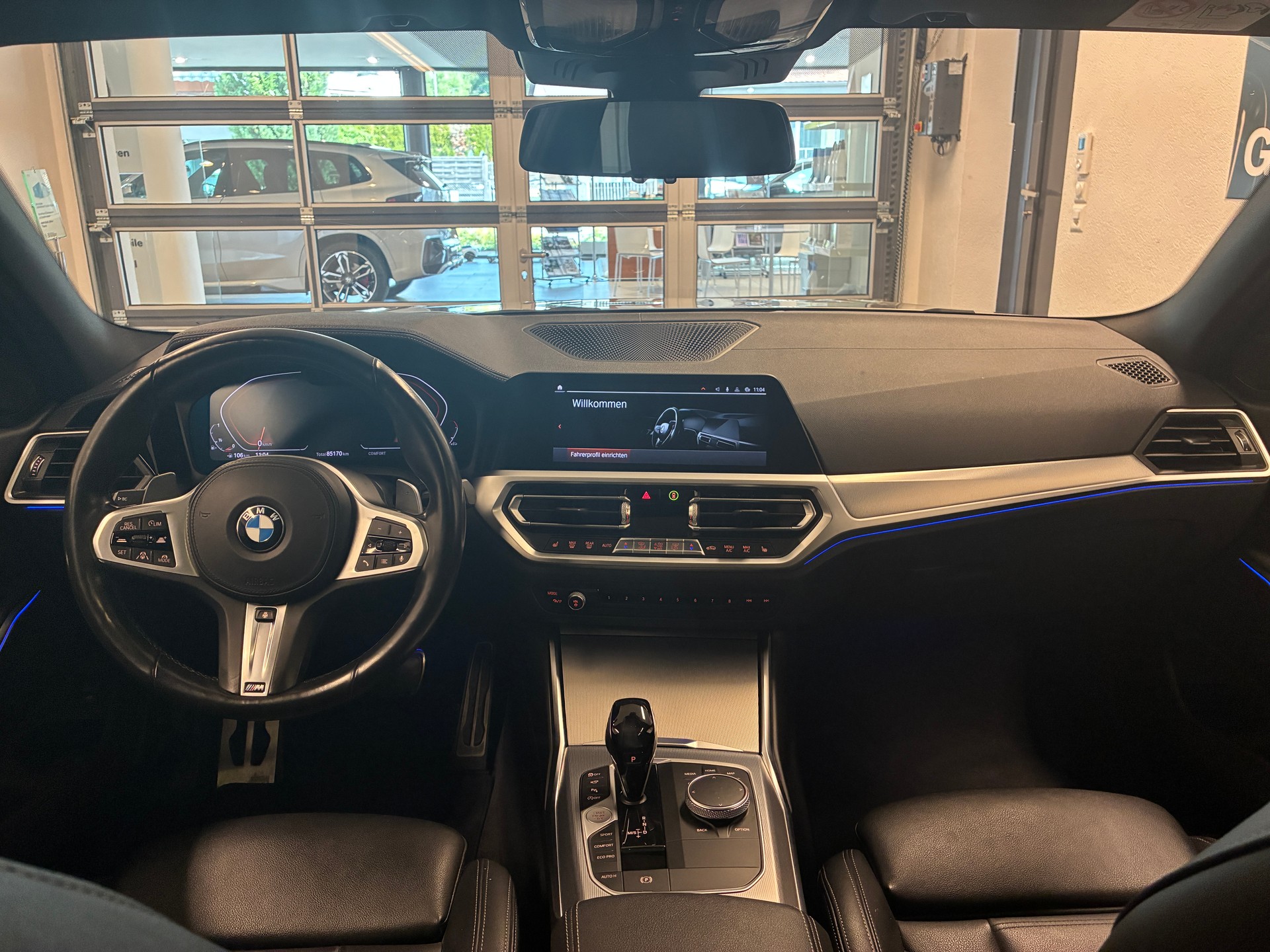 BMW 330i xDrive M-Sport Touring-image-11