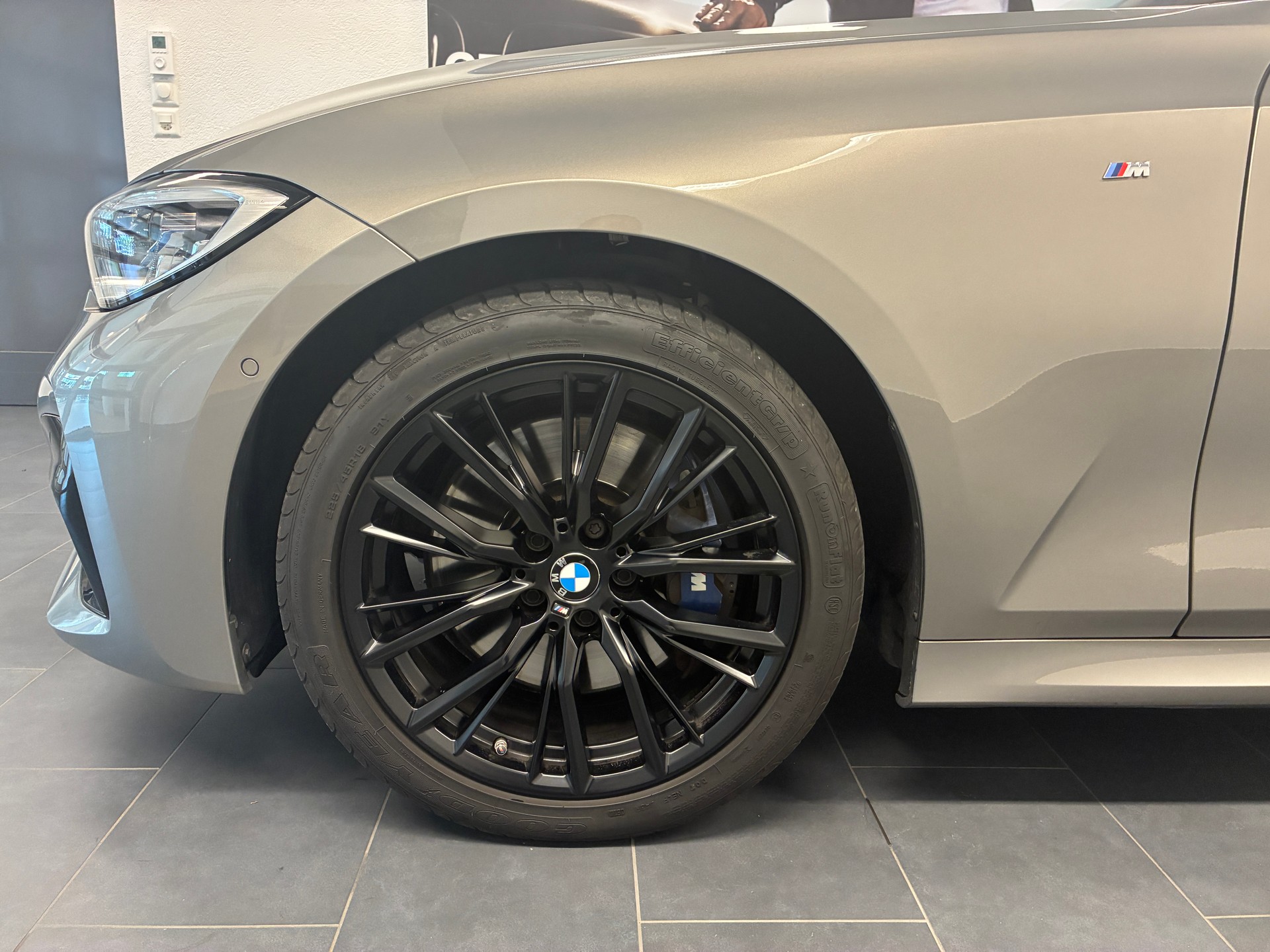 BMW 330i xDrive M-Sport Touring-showroom-element-2