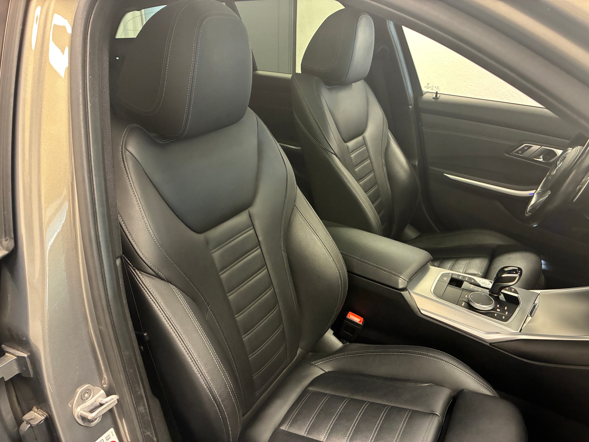 BMW 330i xDrive M-Sport Touring-image-10