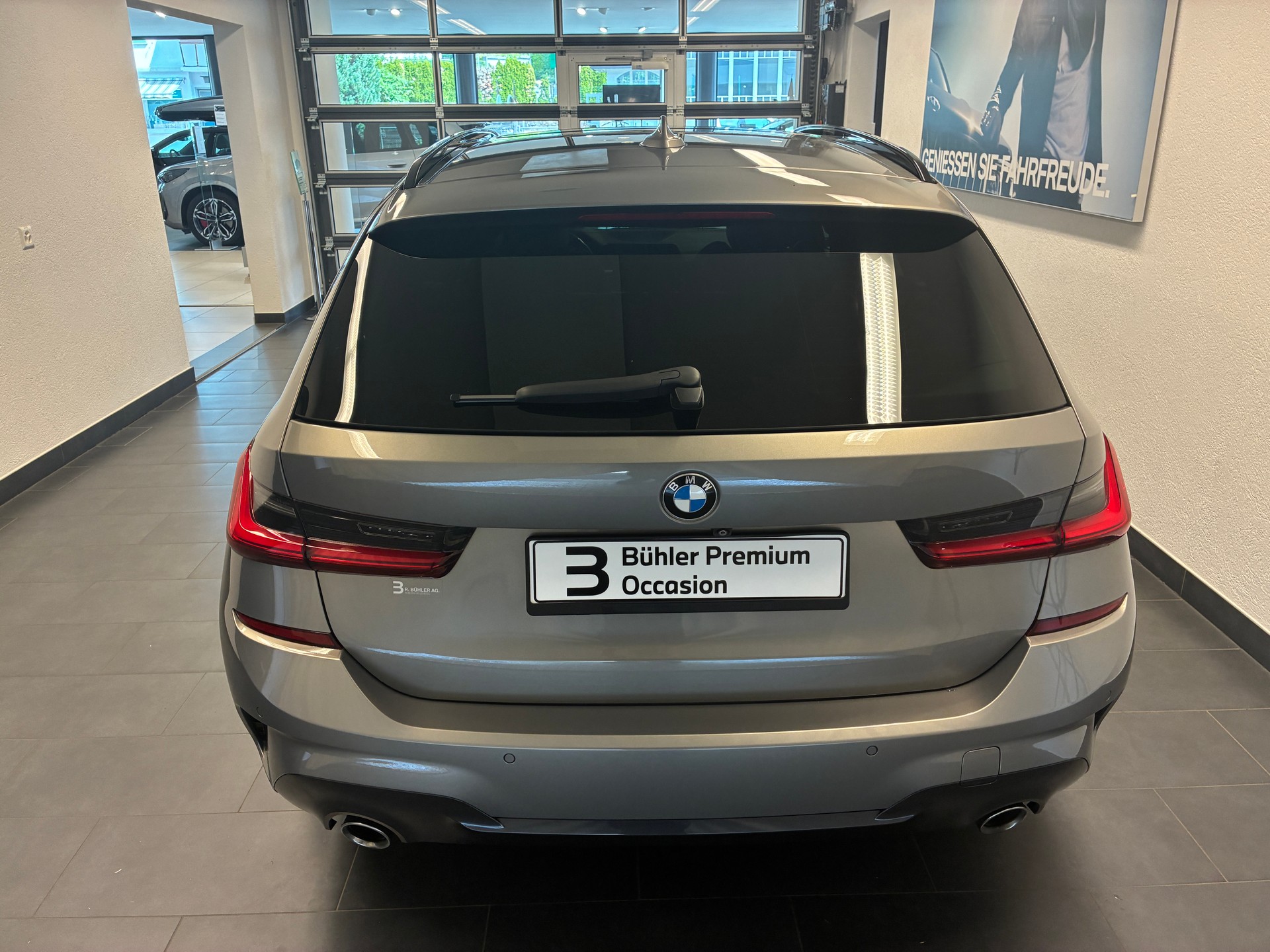 BMW 330i xDrive M-Sport Touring-image-4