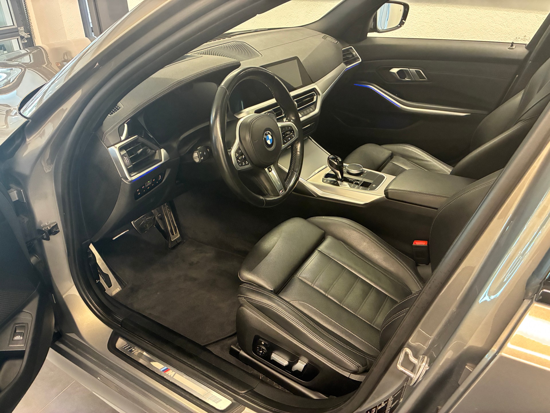 BMW 330i xDrive M-Sport Touring-image-7