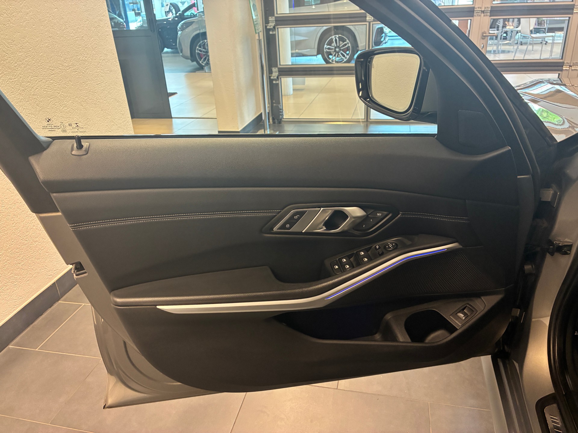 BMW 330i xDrive M-Sport Touring-image-15
