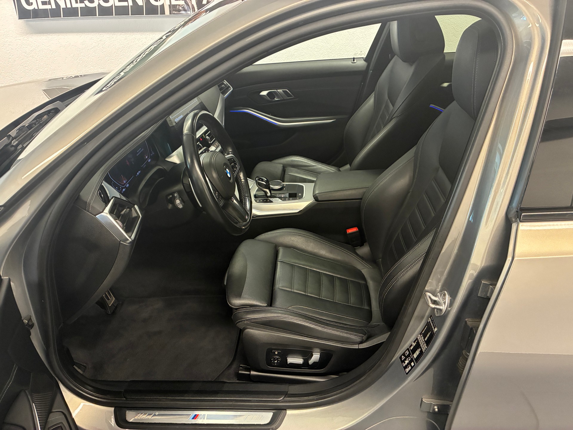 BMW 330i xDrive M-Sport Touring-image-8