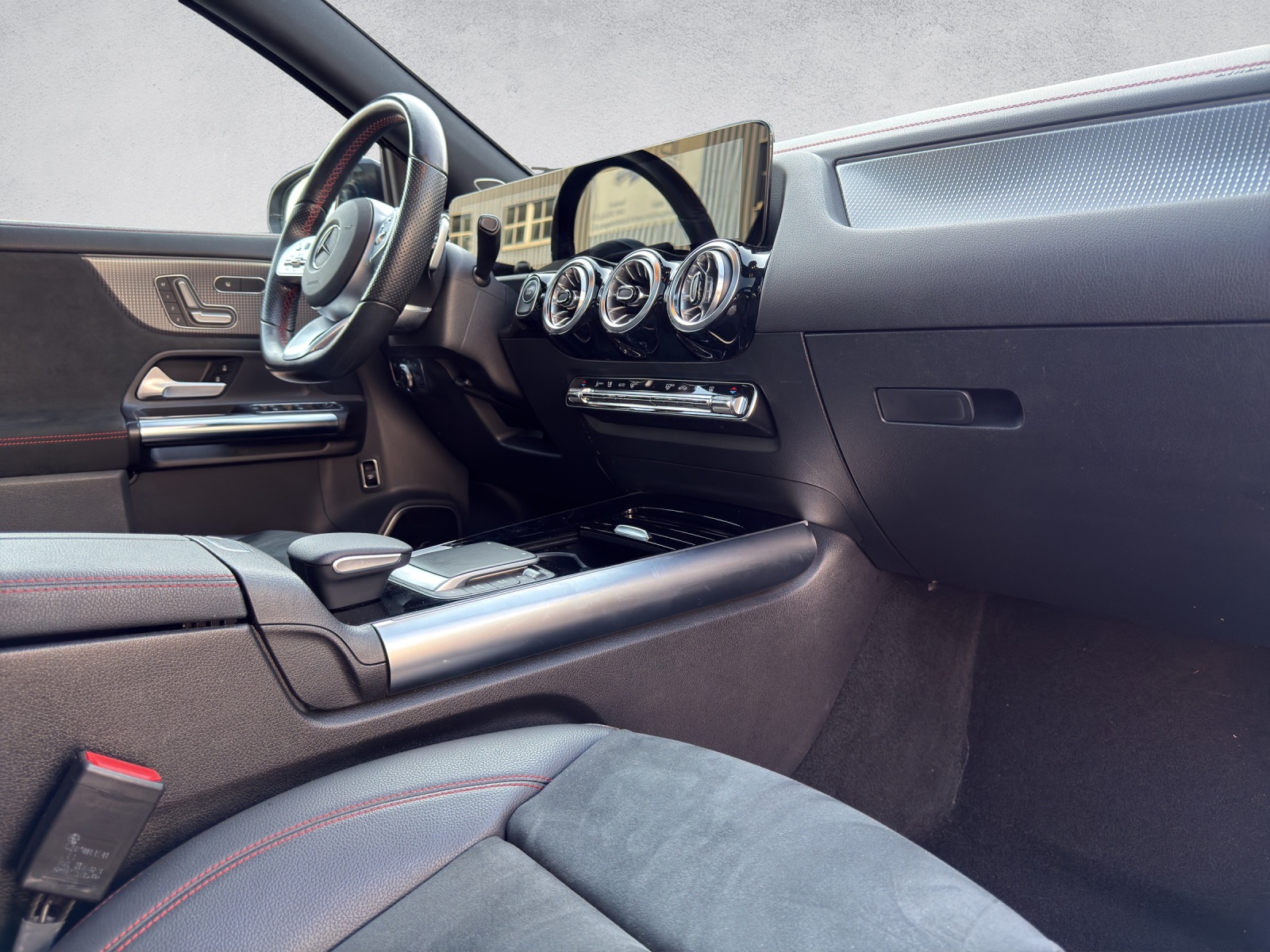 MERCEDES-BENZ EQA 250 AMG Line-image-13
