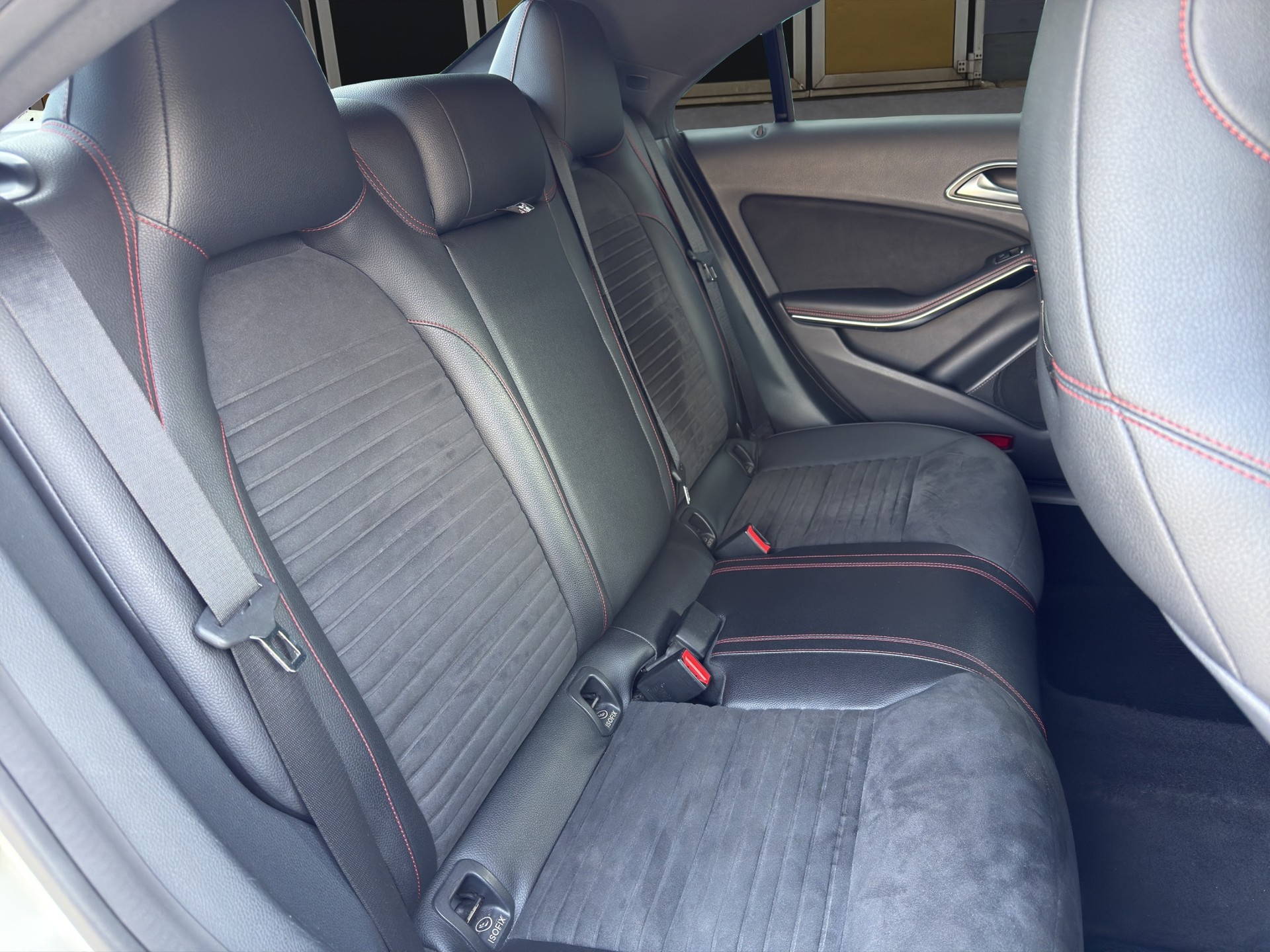 MERCEDES-BENZ CLA 200 CDI AMG Line-image-12