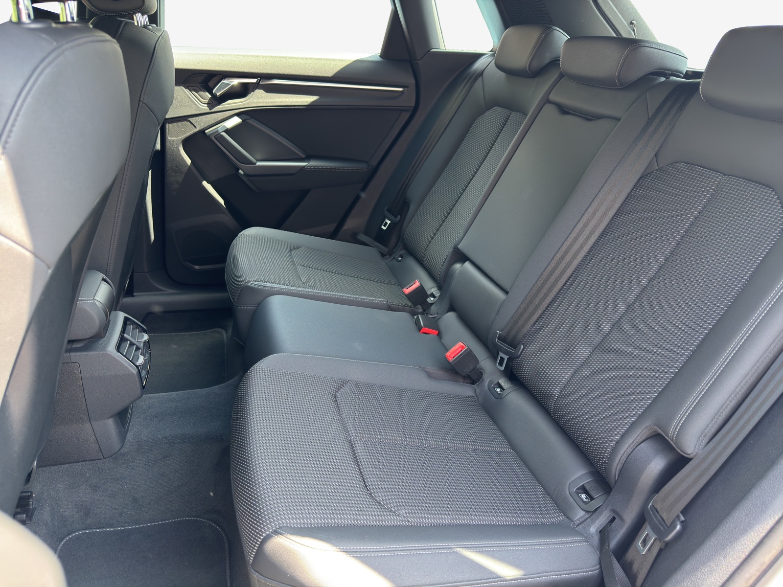 AUDI Q3 35 TDI S line quattro S-tronic-image-11