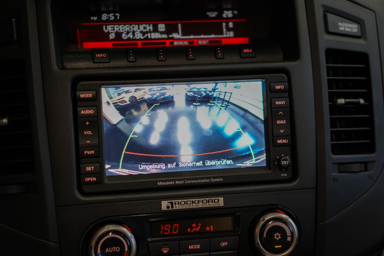 MITSUBISHI Pajero 3.2 DI-D Intense Automatic-image-21