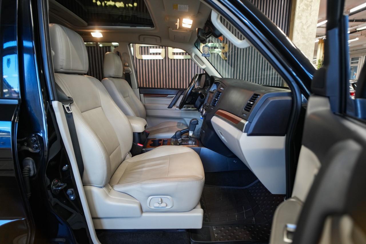 MITSUBISHI Pajero 3.2 DI-D Intense Automatic-image-13