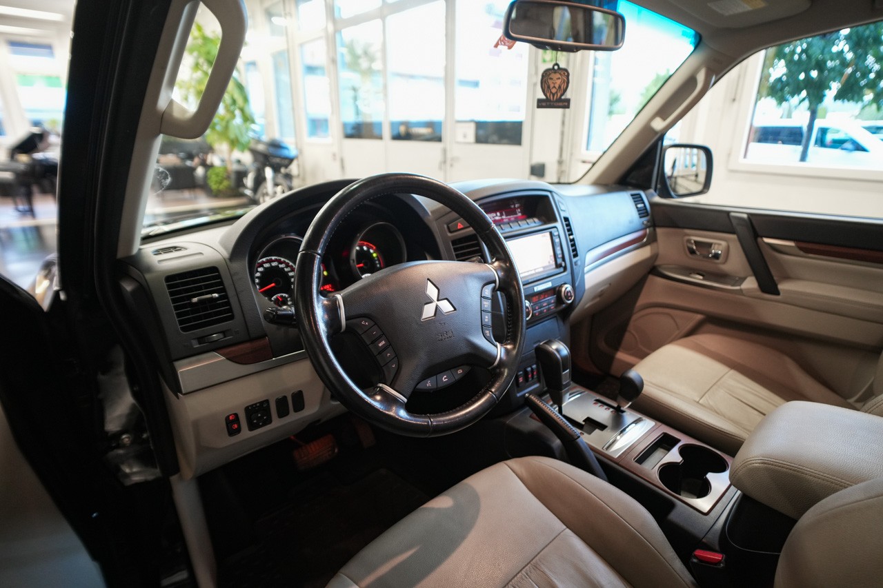 MITSUBISHI Pajero 3.2 DI-D Intense Automatic-image-10