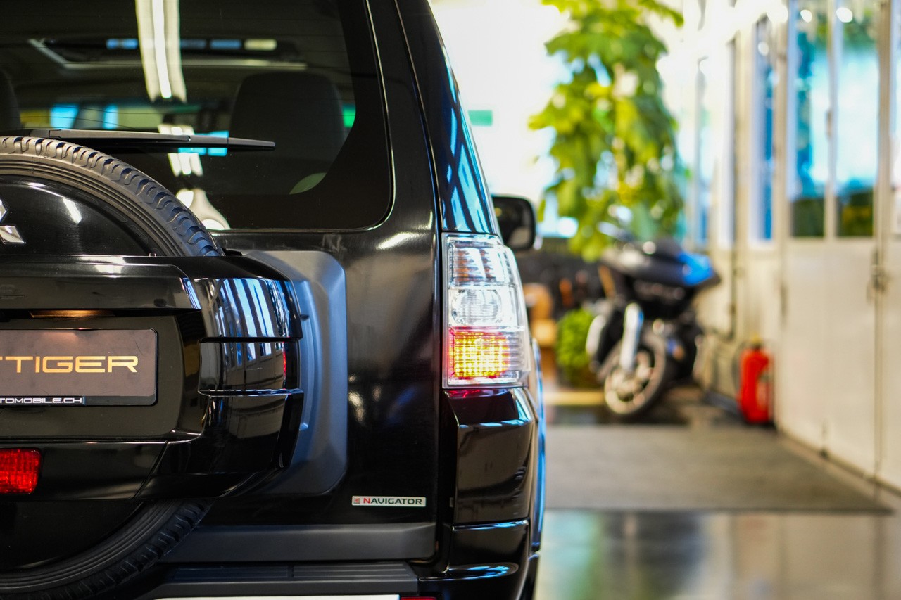MITSUBISHI Pajero 3.2 DI-D Intense Automatic-image-7
