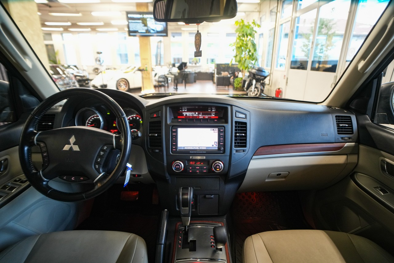 MITSUBISHI Pajero 3.2 DI-D Intense Automatic-image-9