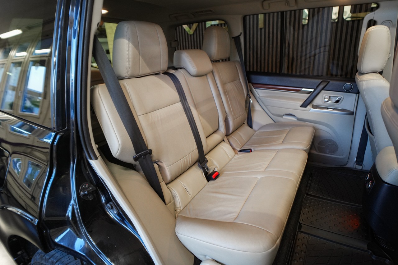 MITSUBISHI Pajero 3.2 DI-D Intense Automatic-image-16