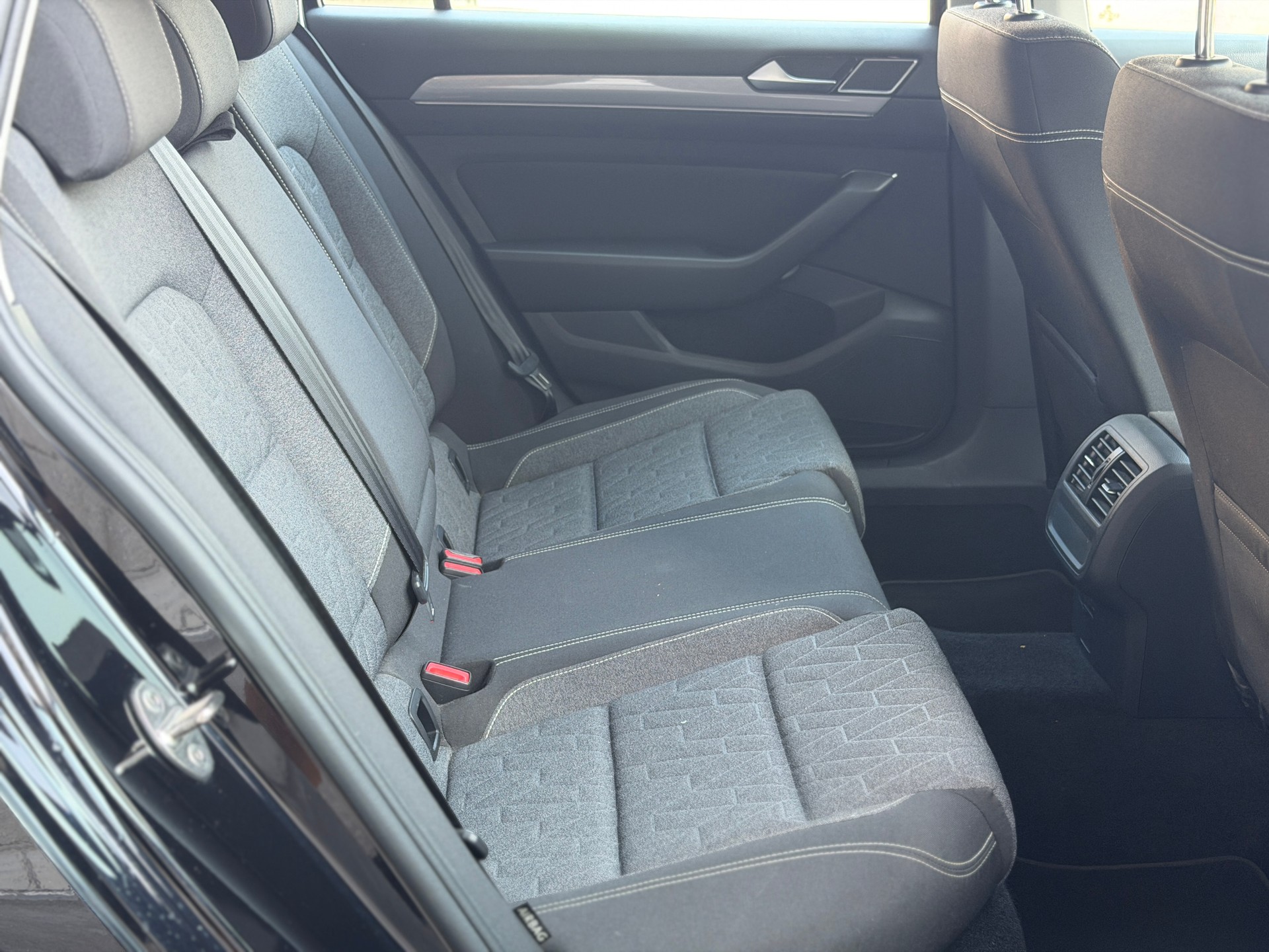 VW Passat 2.0 TDI BMT Business 4Motion DSG-image-21
