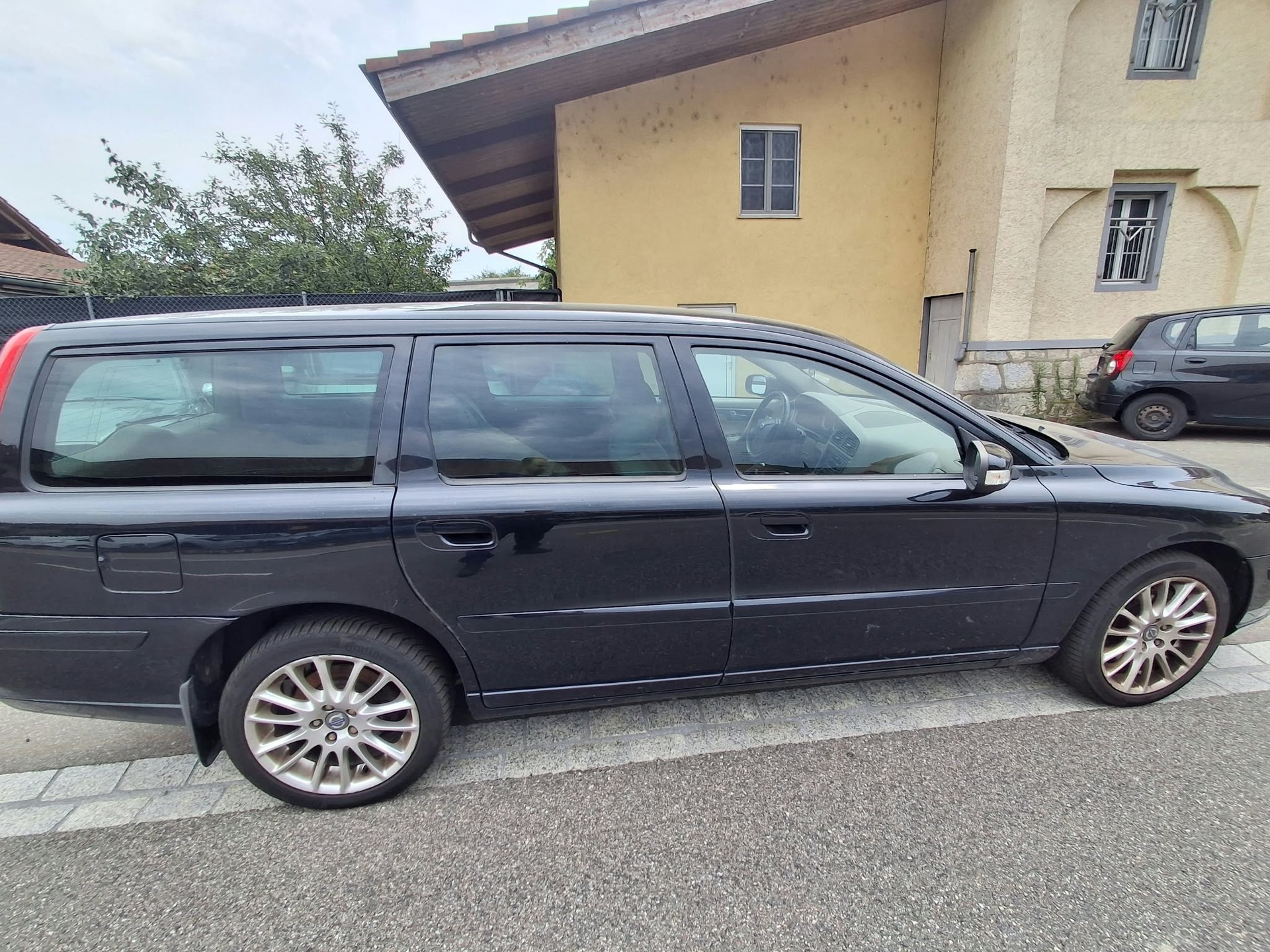 VOLVO V70 D5 AWD Momentum-image-2