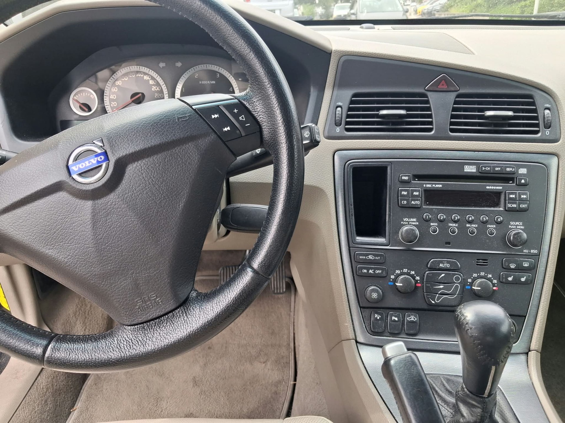 VOLVO V70 D5 AWD Momentum-image-7