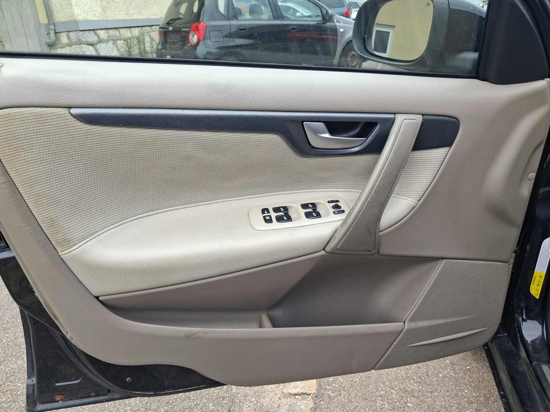 VOLVO V70 D5 AWD Momentum-image-8