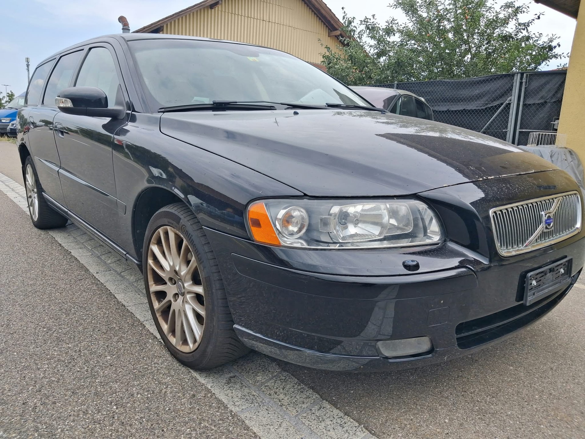 VOLVO V70 D5 AWD Momentum-image-1