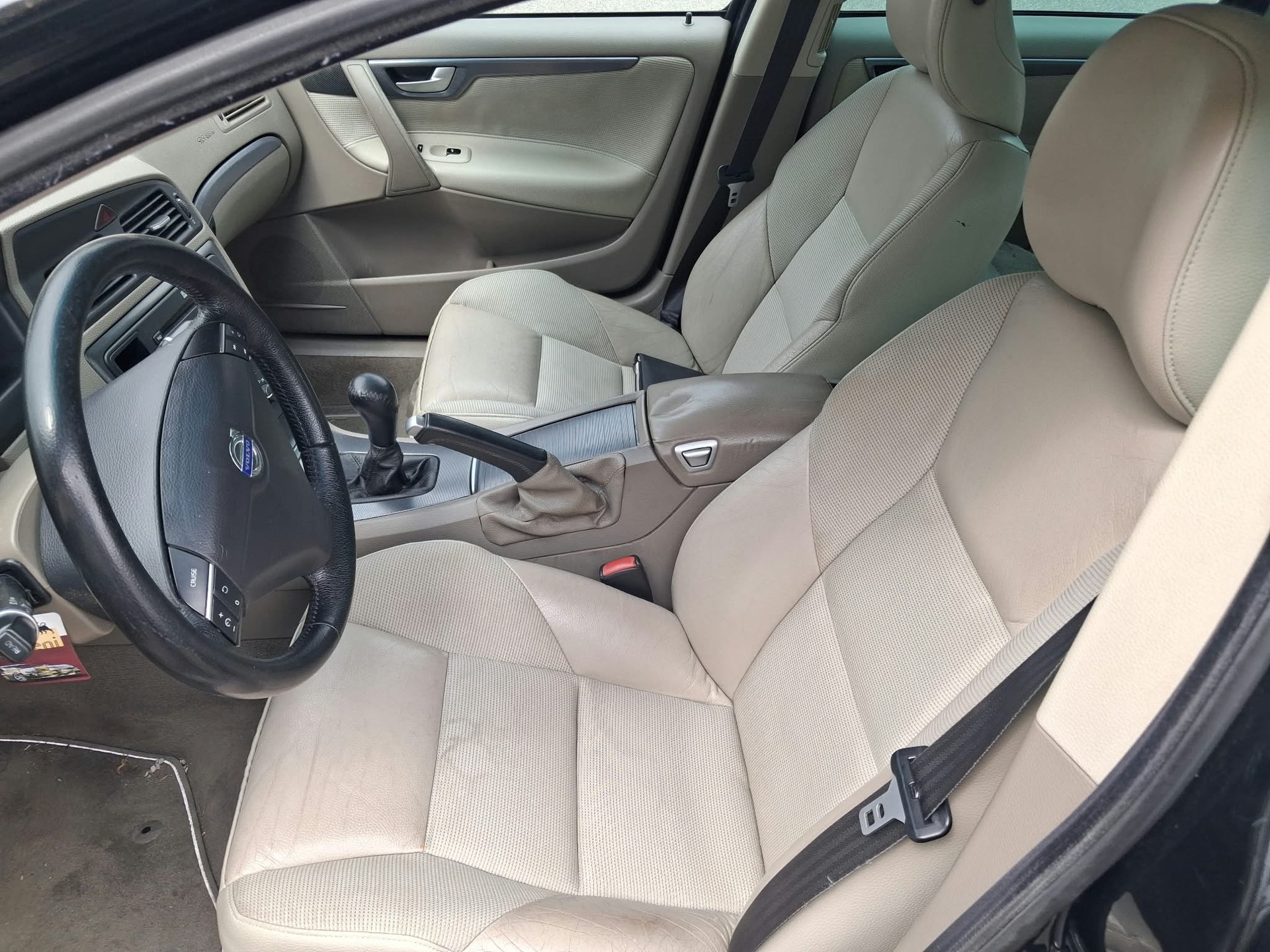 VOLVO V70 D5 AWD Momentum-image-6