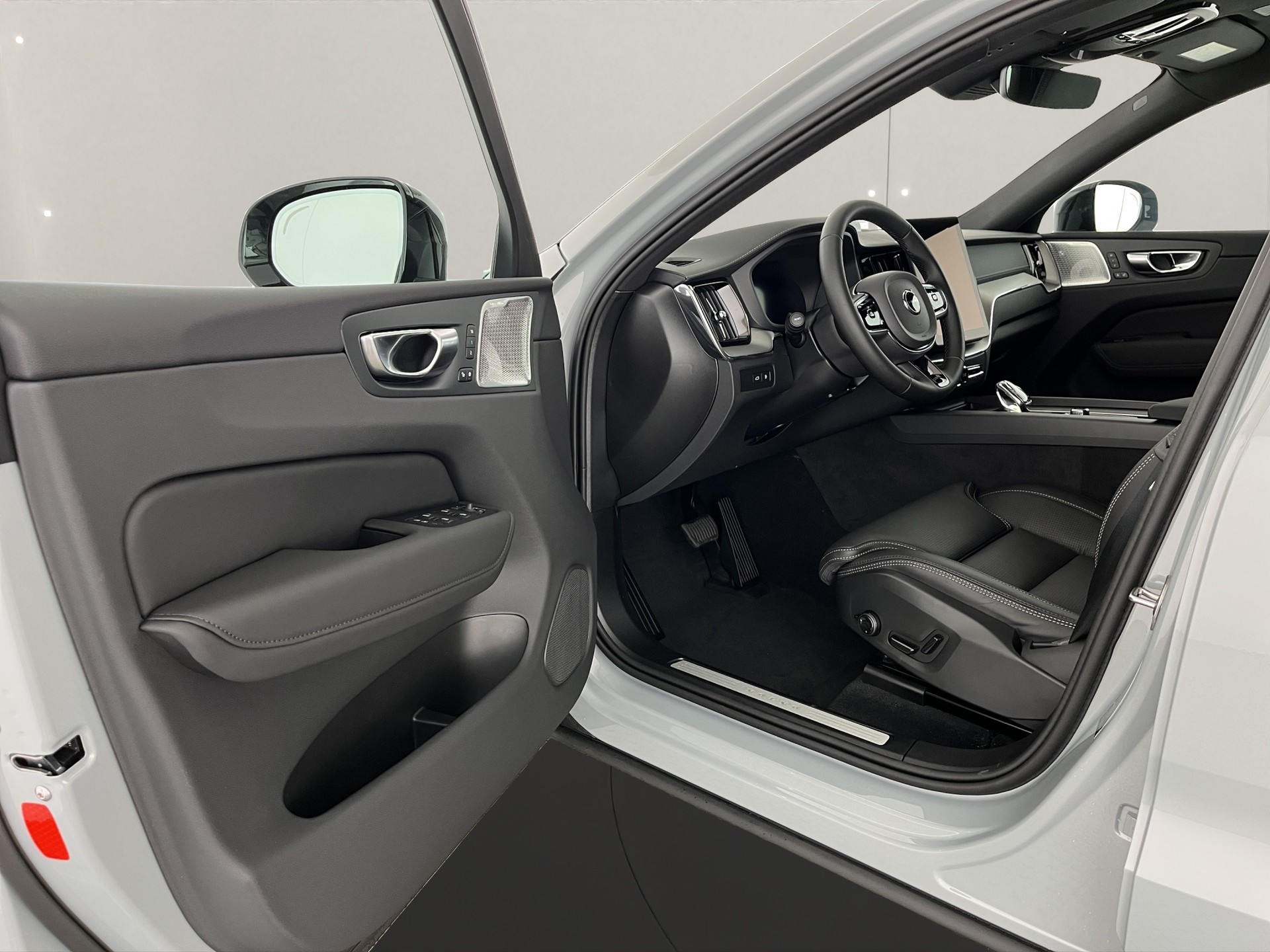 VOLVO XC60 2.0 T8 TE Black Edition eAWD-image-8