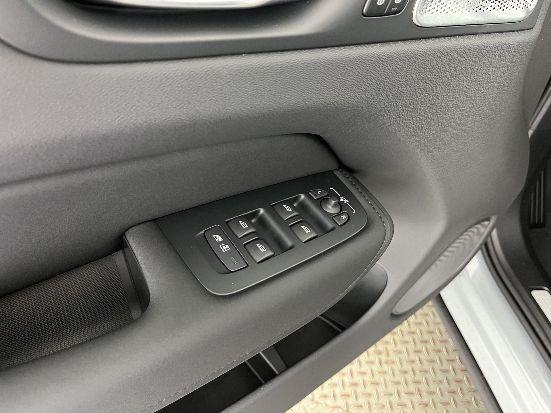VOLVO XC60 2.0 T8 TE Black Edition eAWD-image-11