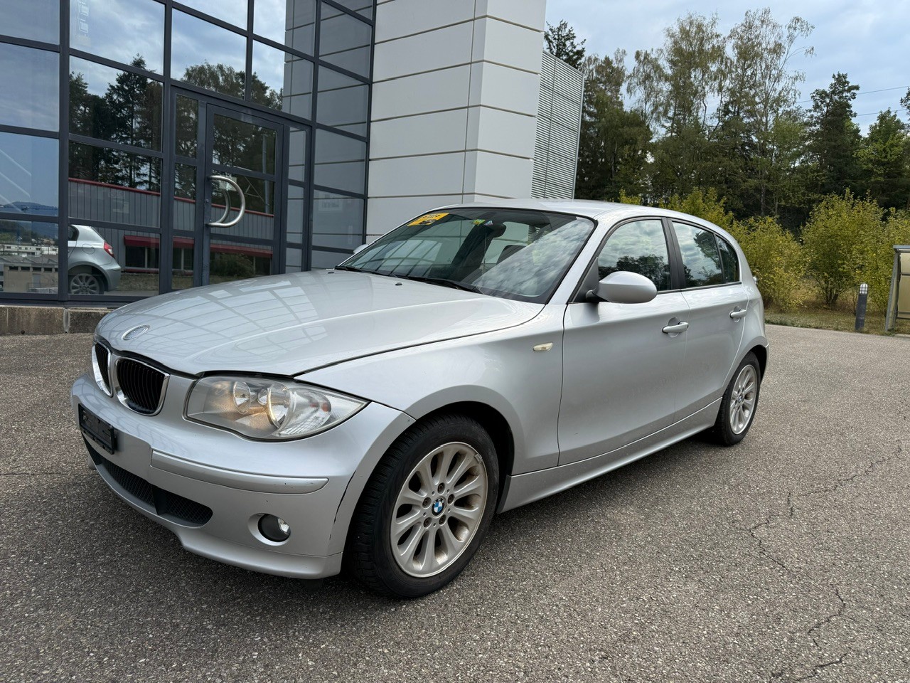 BMW 120i-image-2