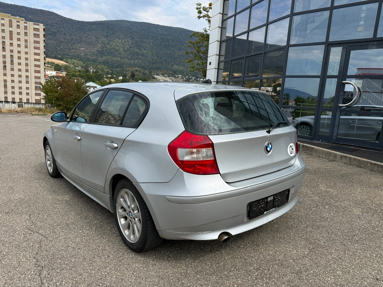 BMW 120i-image-4