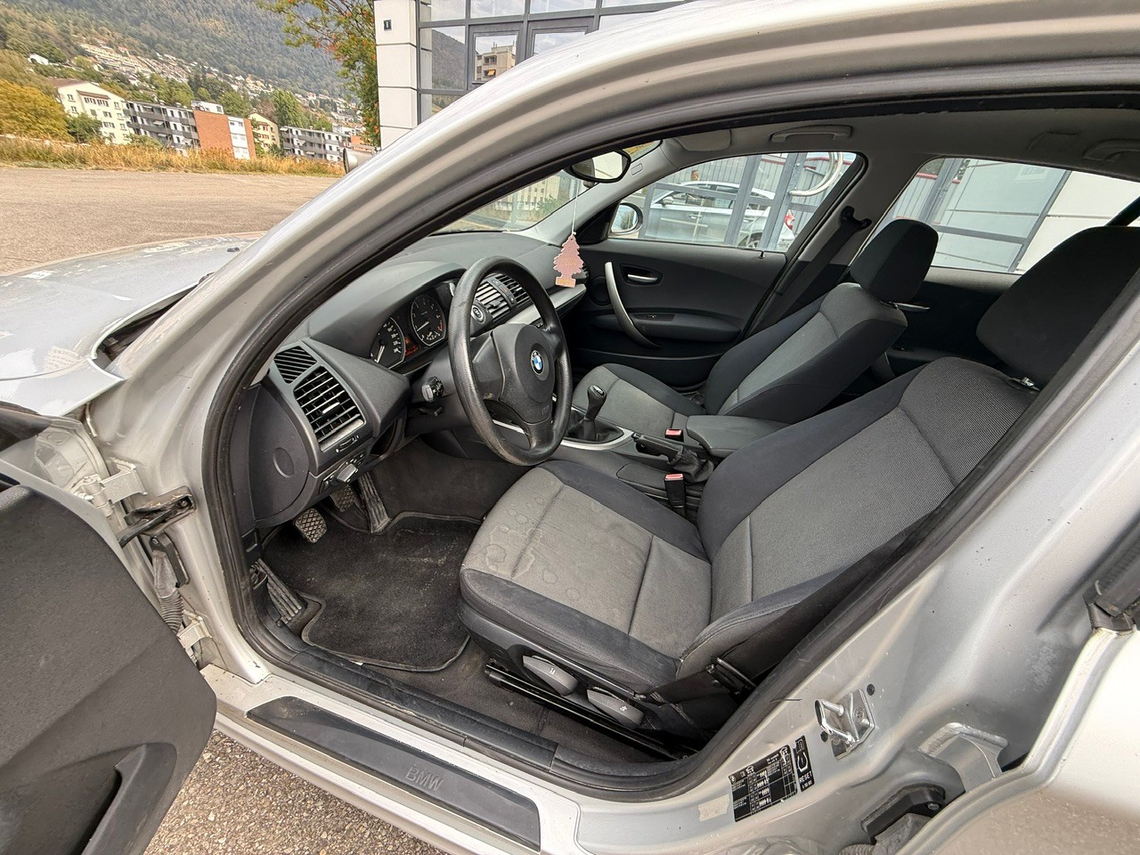BMW 120i-image-12