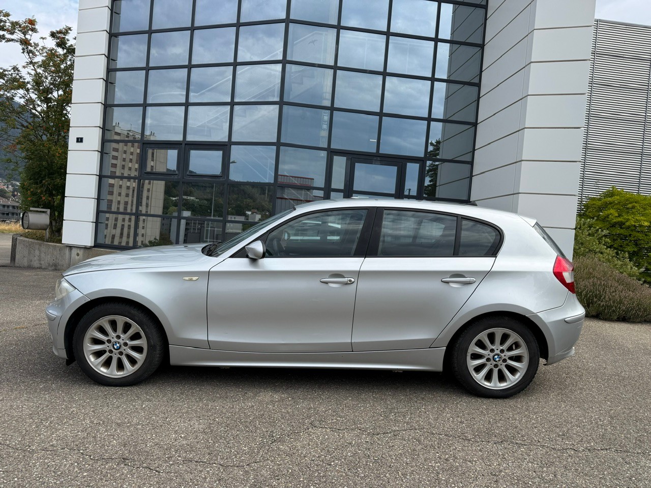 BMW 120i-image-3