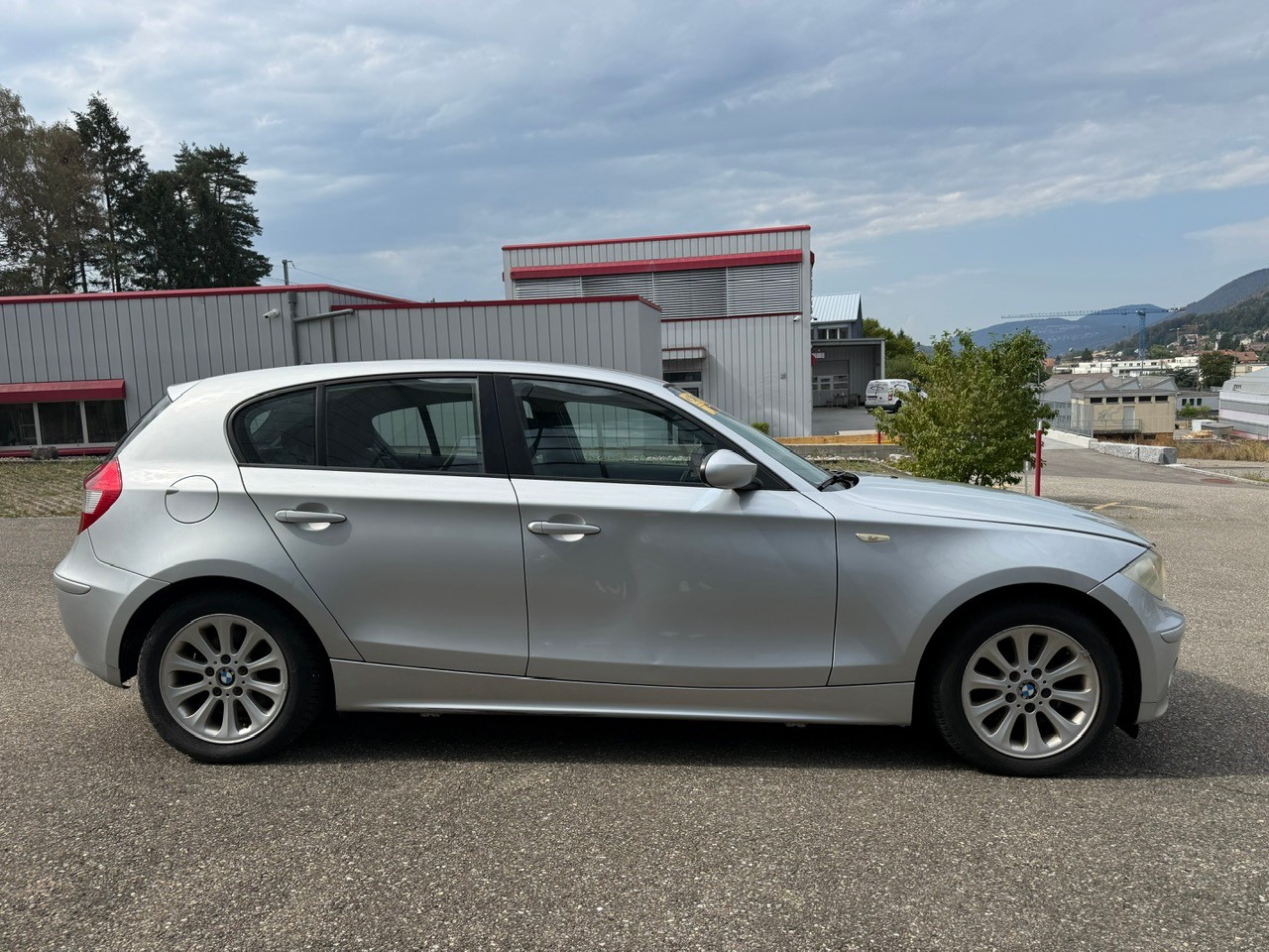 BMW 120i-image-7