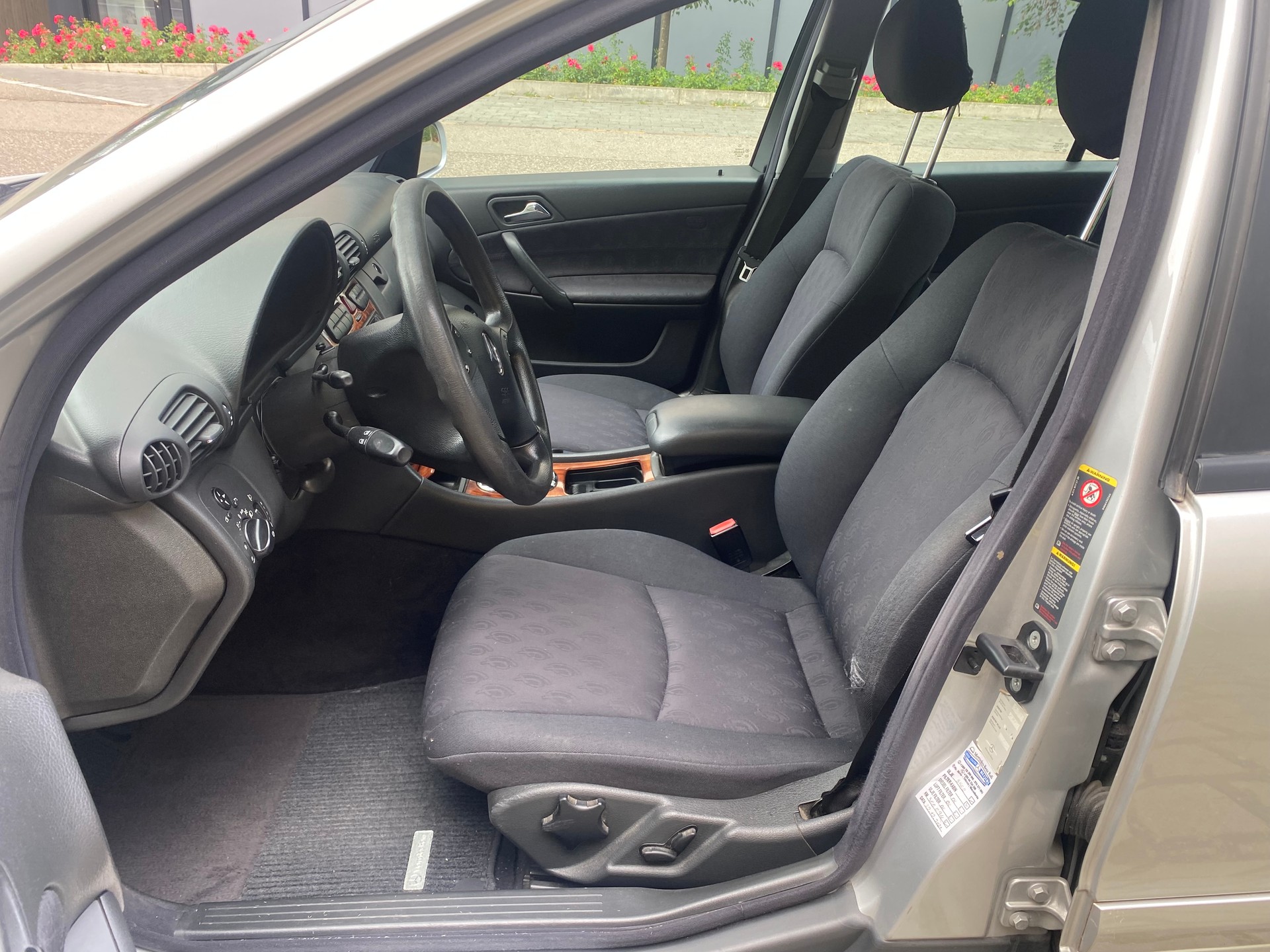 MERCEDES-BENZ C 220 CDI-image-9