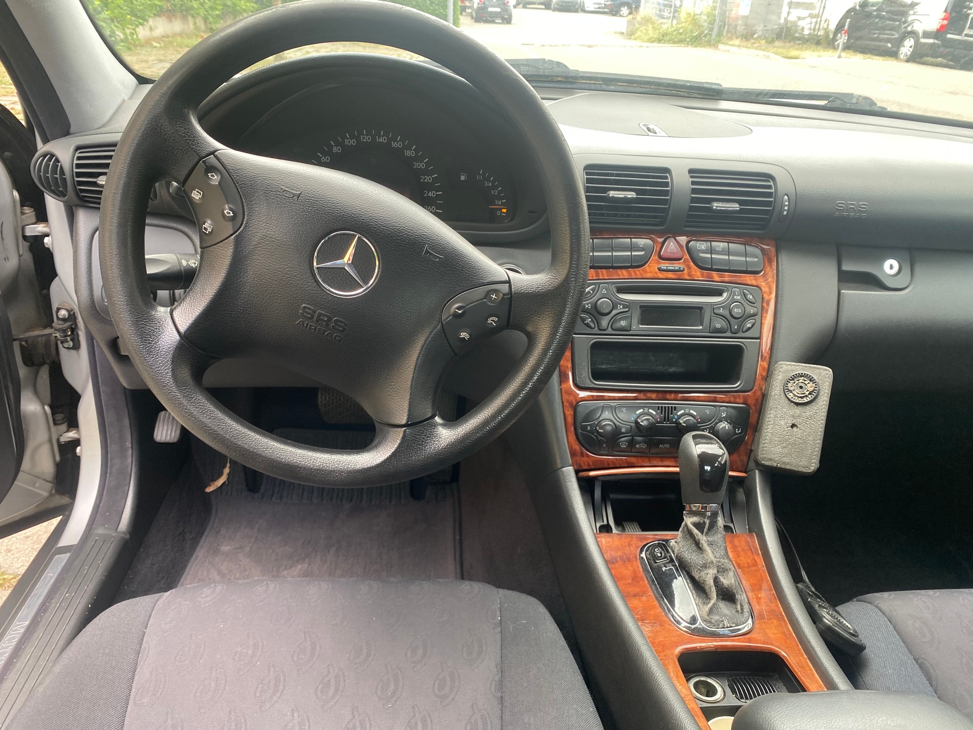 MERCEDES-BENZ C 220 CDI-image-8