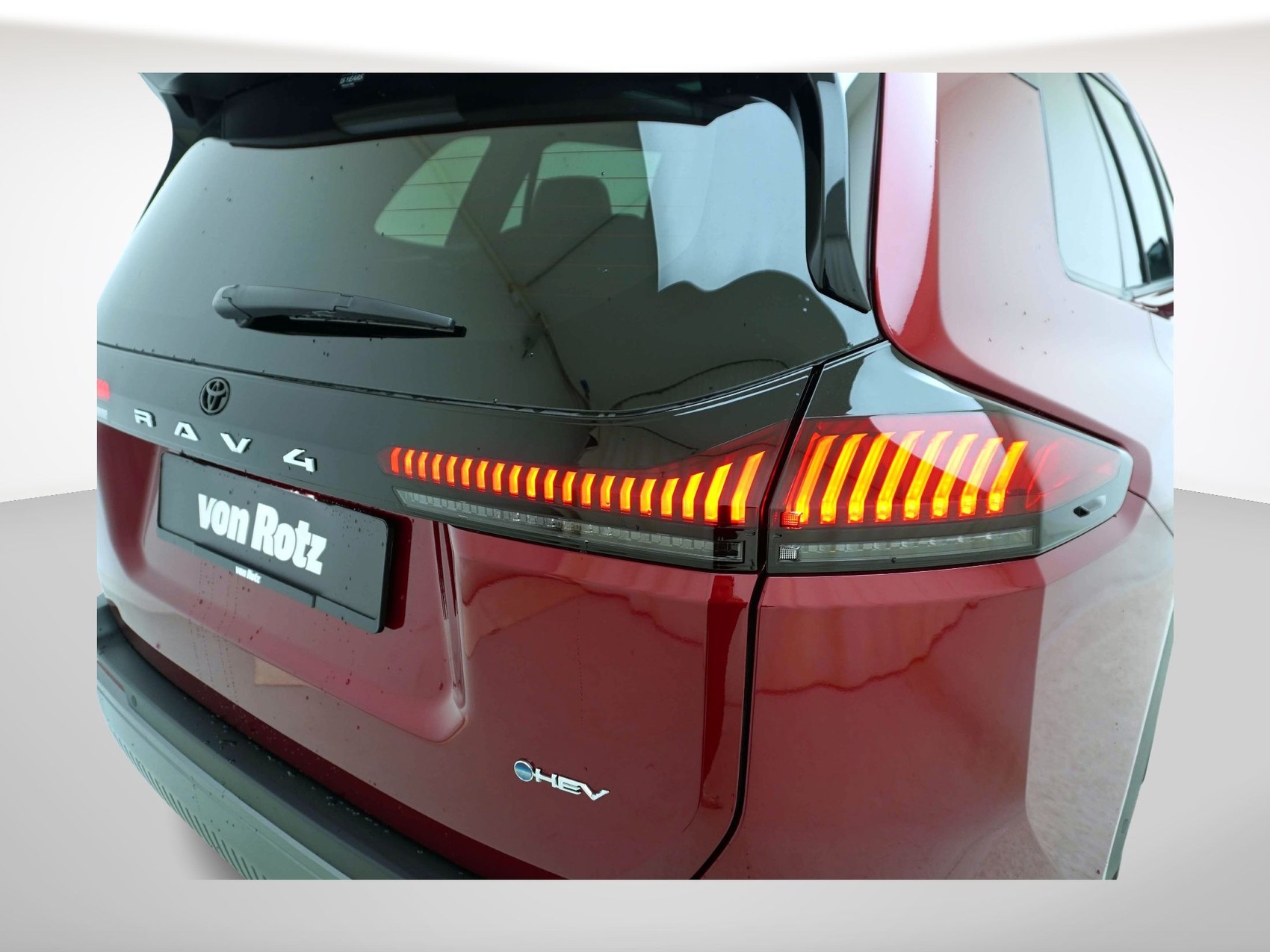 TOYOTA RAV4 2.5 HEV Premium-showroom-element-3