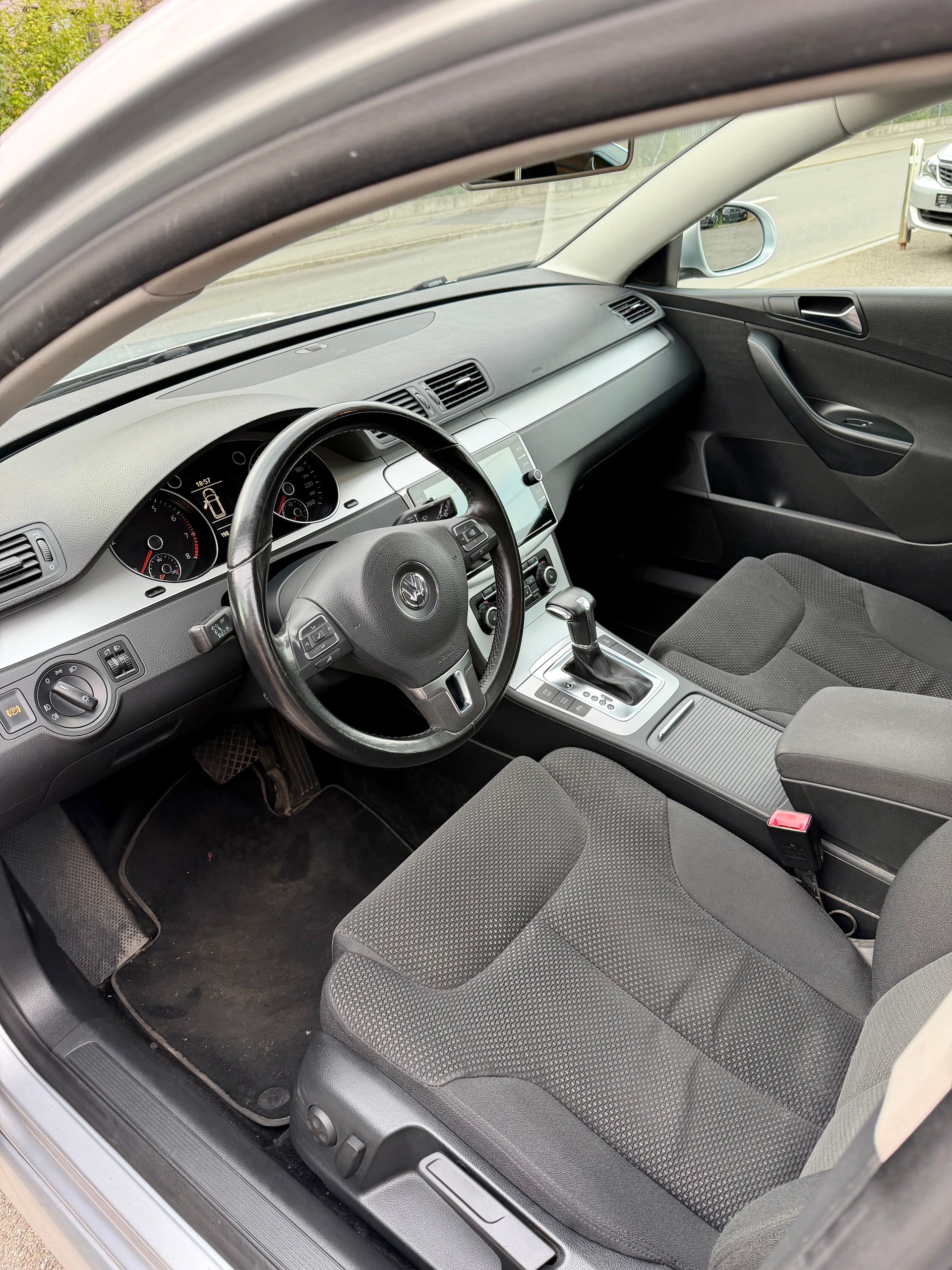 VW PASSAT-image-5